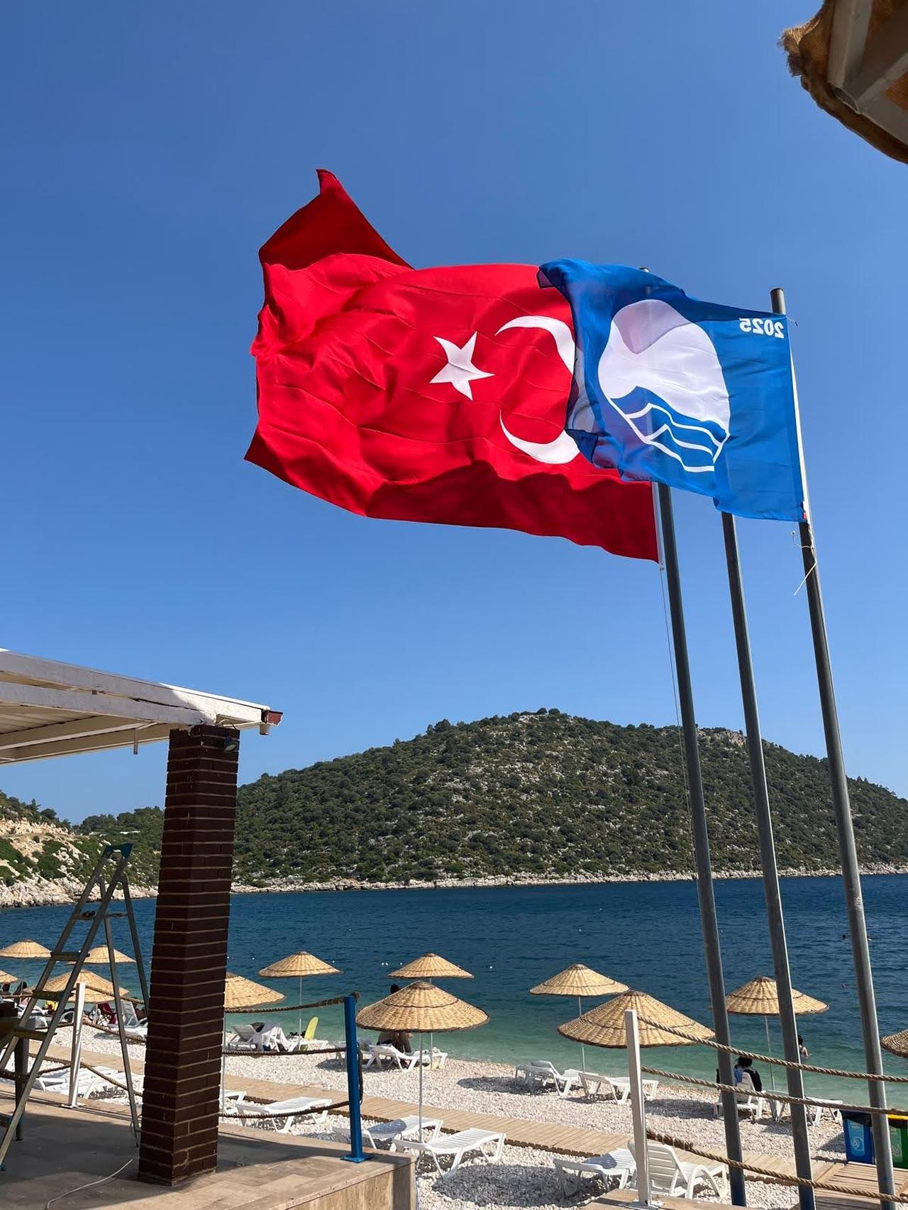 Turkish and Blue Flag banners wave over a public beach in Türkiye, one of the coastal destinations recognized under the international Blue Flag program. (Photo via Ministry of Culture and Tourism)