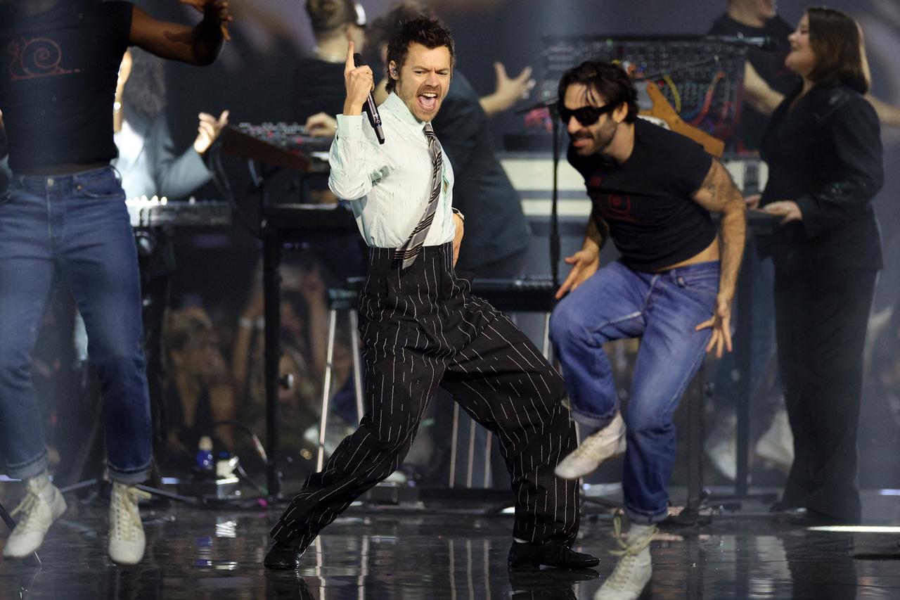 Harry Styles adjusts tour stage after fans report obstructed views