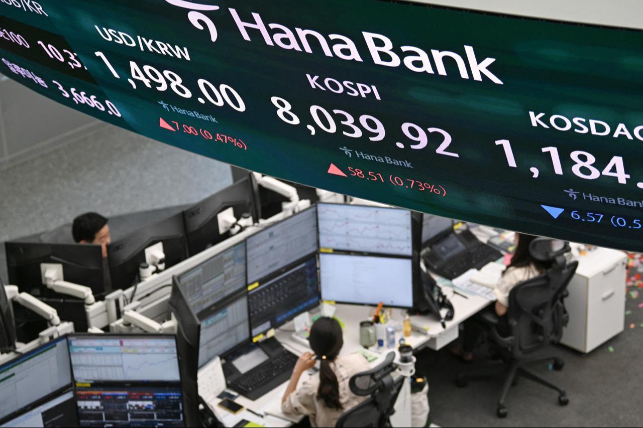 Currency dealers monitor exchange rates as a screen shows South Korea's benchmark stock index (KOSPI) surpassing 8,000 points in a foreign exchange dealing room at the Hana Bank headquarters in Seoul, May 15, 2026. (AFP Photo)
