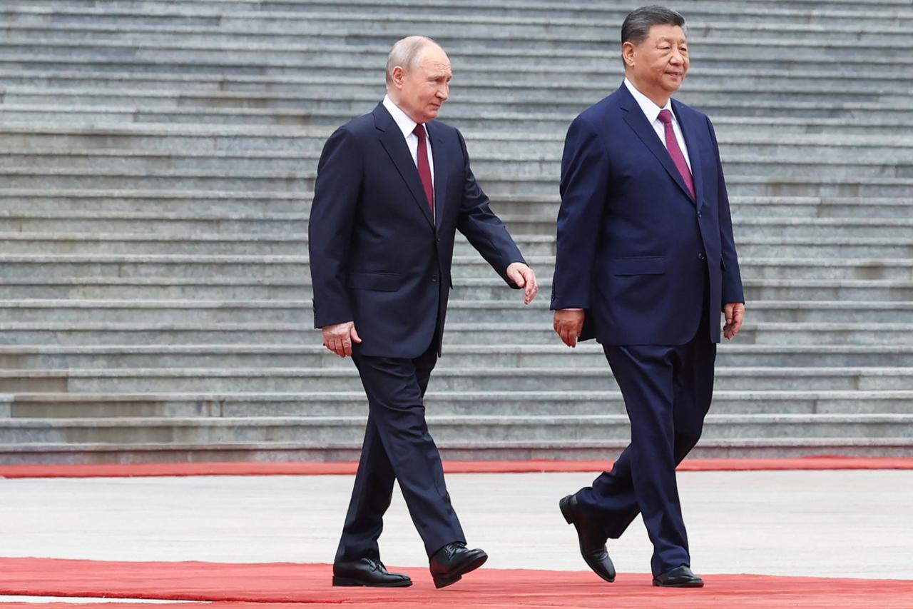 In this pool photograph distributed by the Russian state agency Sputnik, Russia's President Vladimir Putin (L) and China's President Xi Jinping inspect a honour guard during a welcome ceremony at the Great Hall of the People in Beijing, China, May 20, 2026. (AFP Photo)