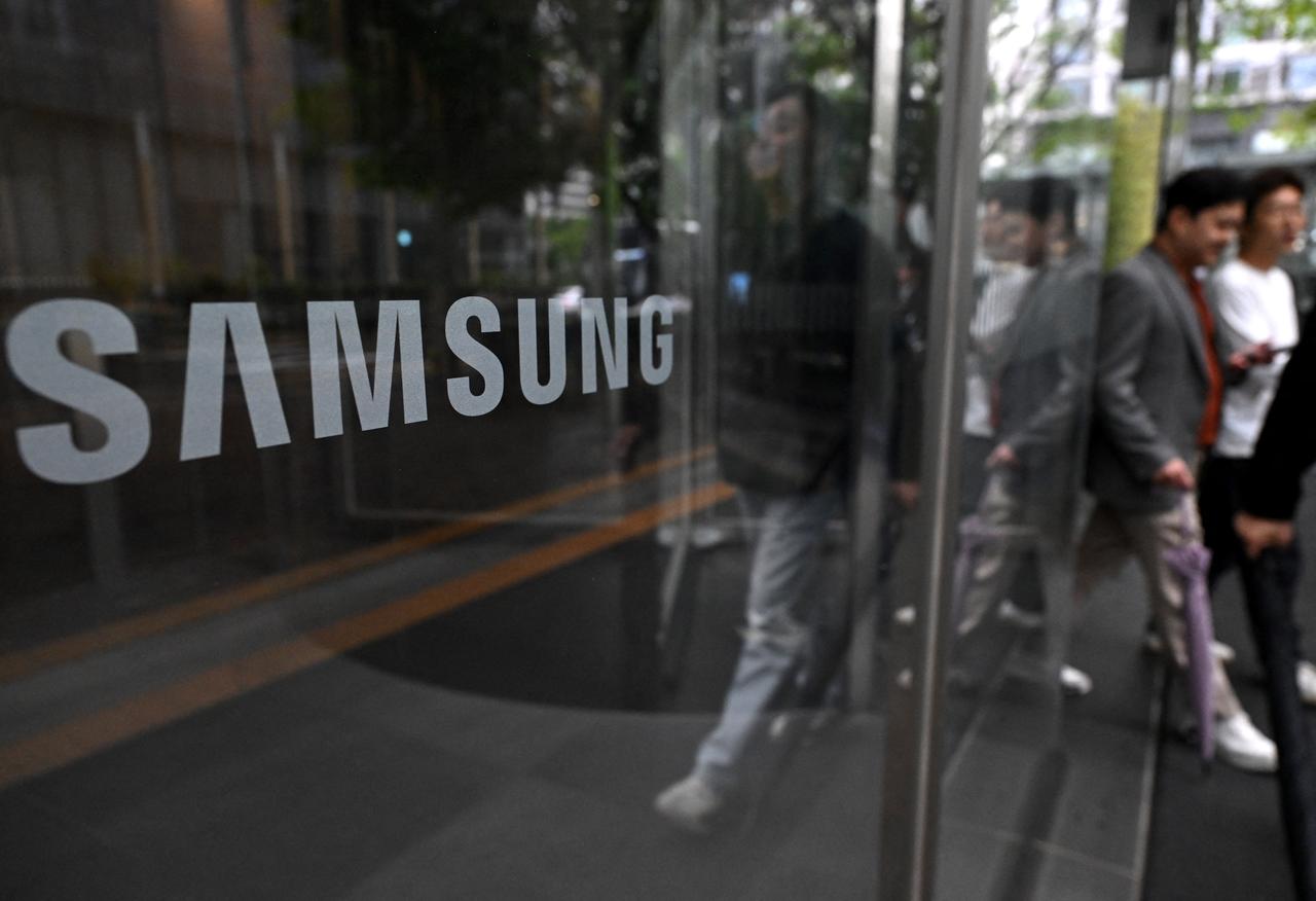 The logo of Samsung Electronics is displayed on a glass door at the company's Seocho building in Seoul, May 20, 2026.(AFP Photo)