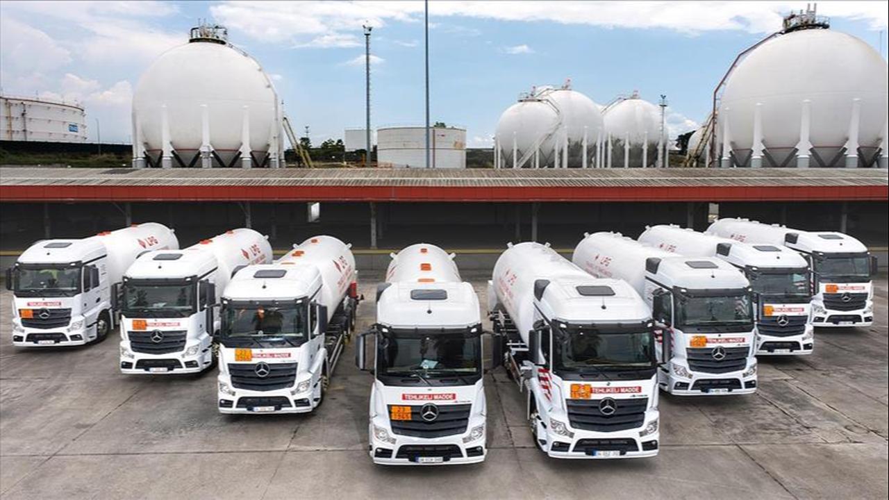 Fuel tanker trucks are lined up at one of GuzelEnerji’s fuel and LPG storage facilities in Türkiye. (AA Photo)