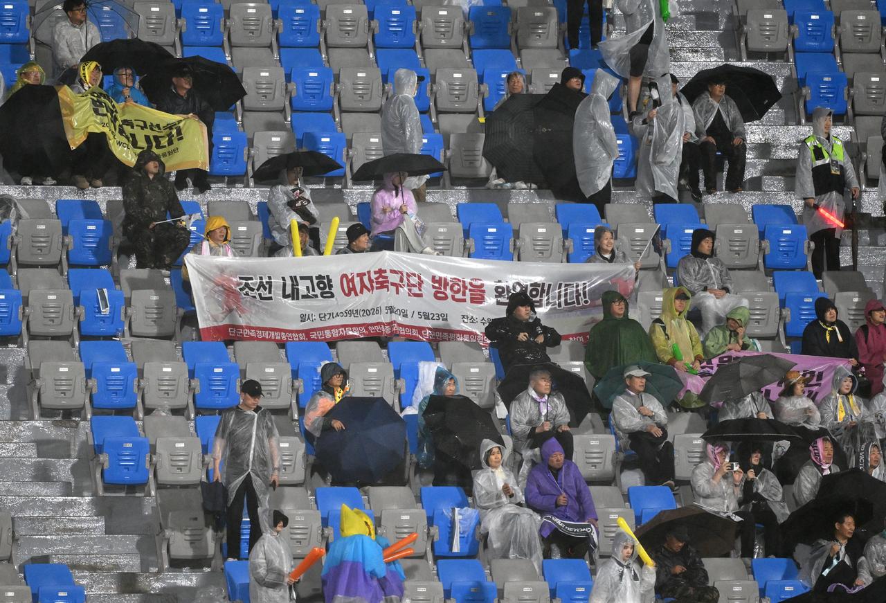 South Korean supporters hold a banner reading "Welcome the visit of North Korea's Naegohyang Women's FC to South Korea!" during the AFC Women's Champions League semi-final football match in Suwon, South Korea, on May 20, 2026. (AFP Photo)