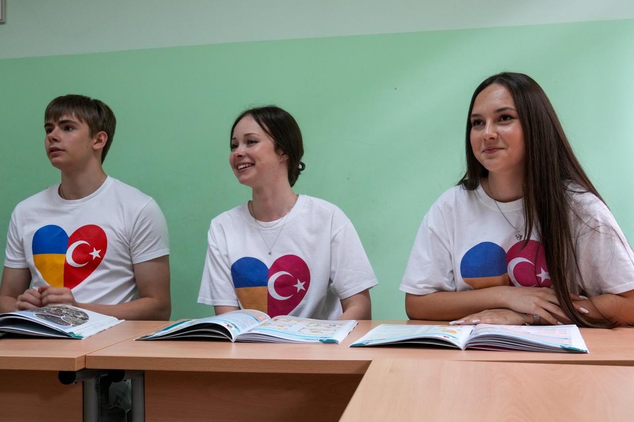 Ukrainian children learn Turkish in Kyiv under shadow of war