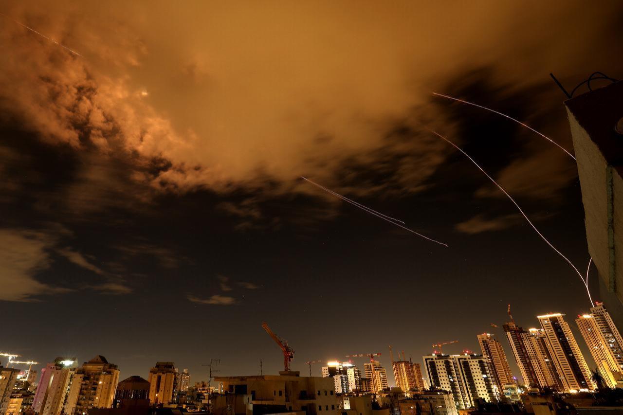 Rocket trails are seen in the sky above the Israeli coastal city of Netanya amid a fresh barrage of Iranian missile attacks, March 25, 2026. (AFP Photo)