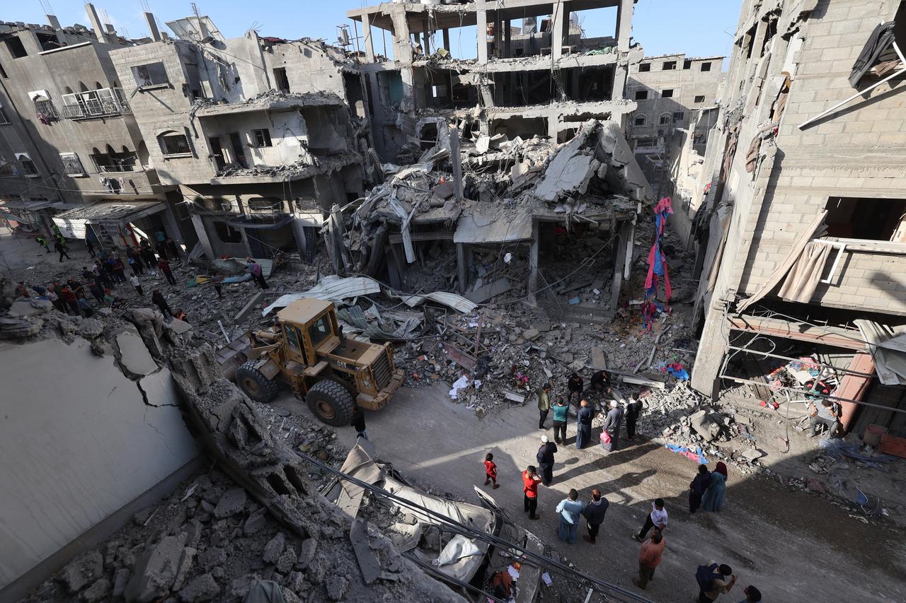 Displaced Palestinians gather at the site of a damaged building that was targeted by an Israeli strike in Maghazi refuge camp in the central Gaza Strip, May 21, 2026. (AFP Photo)