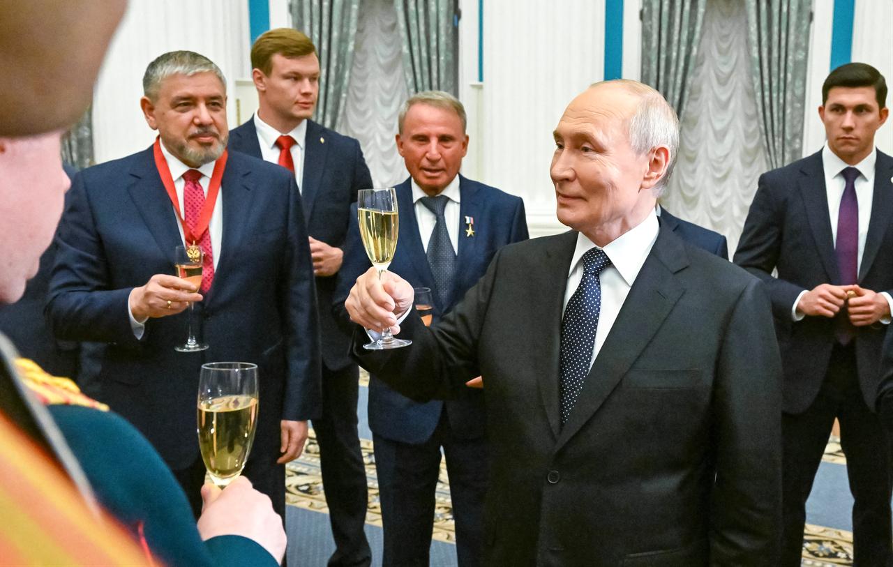In this pool photograph distributed by the Russian state agency Sputnik, Russia's President Vladimir Putin toasts with participants at the end of a state awards ceremony at the Kremlin in Moscow, Russia, May 21, 2026. (AFP Photo)