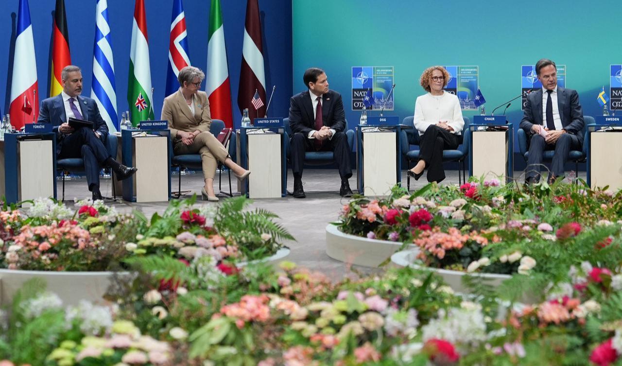 (L-R) Turkey's Minister for Foreign Affairs Hakan Fidan, Britain's Foreign Secretary Yvette Cooper, US Secretary of State Marco Rubio, Deputy Secretary General of NATO Radmila Sekerinska Jankovska and NATO Secretary General Mark Rutte attend a panel at the NATO Foreign Ministers' meeting in Helsingborg, Sweden, May 22, 2026. (AFP Photo)