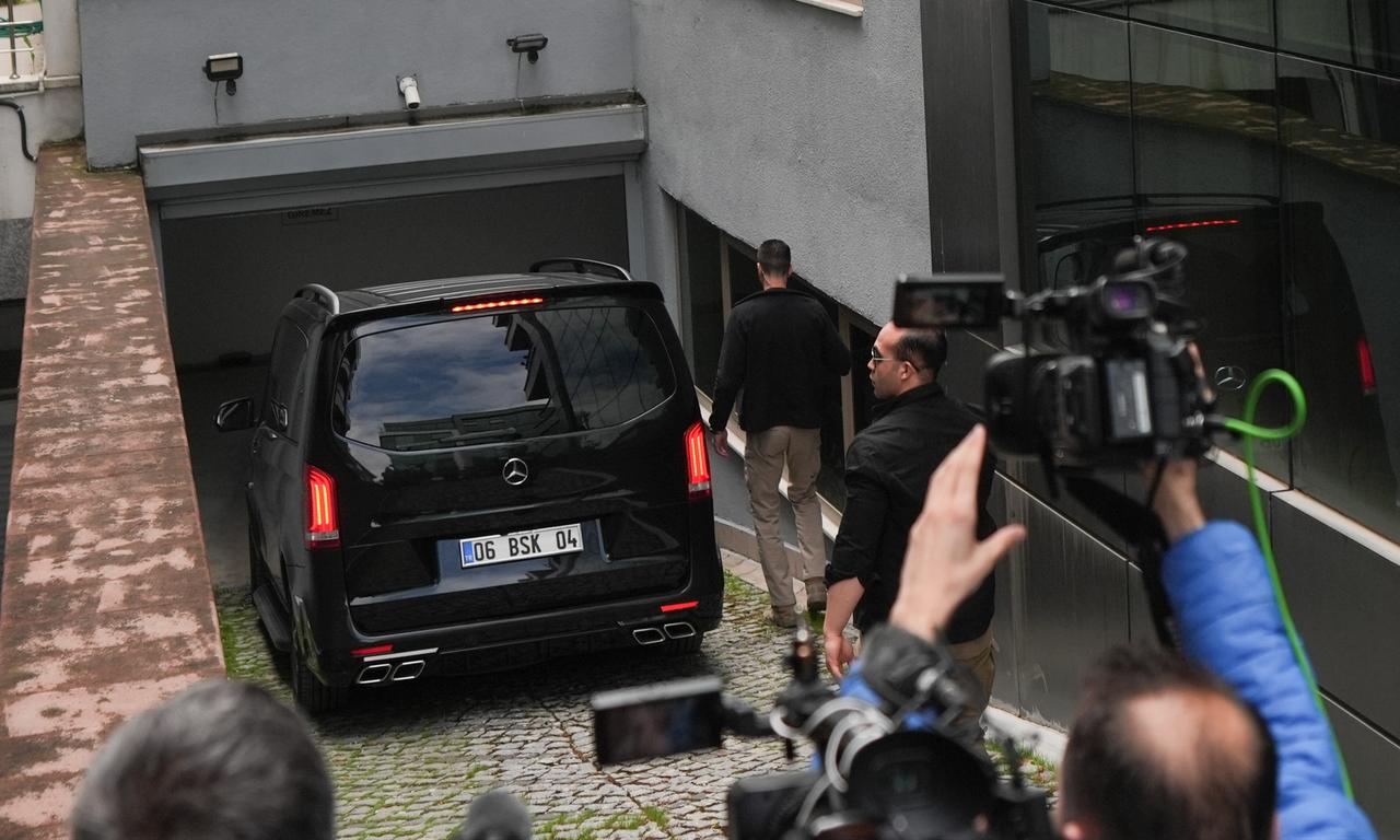 Kemal Kilicdaroglu, who was provisionally reinstated as the Chairman of the CHP by a decision of the 36th Civil Chamber of the Ankara Regional Court of Appeals, arrives at his office, Ankara, May 22, 2026. (AA Photo)