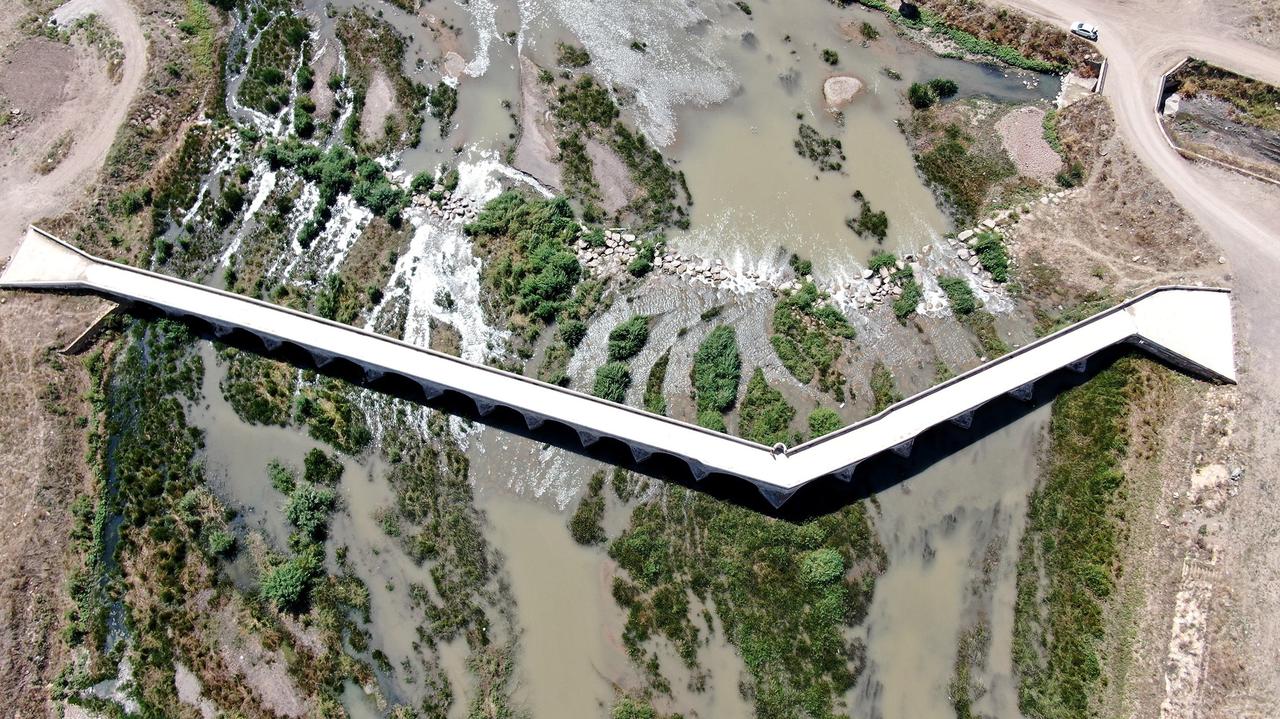 The historic Egri Bridge is approximately 173 meters long and 4.6 meters wide, featuring 18 stone arches built on massive piers. Constructed from cut stone during the Seljuk period, its distinctive curved “inverted V” design helps reduce the force of the Kizilirmak’s strong currents by dispersing water pressure and improving structural stability during floods. Sivas, Türkiye, May 23, 2026. (IHA Photo)