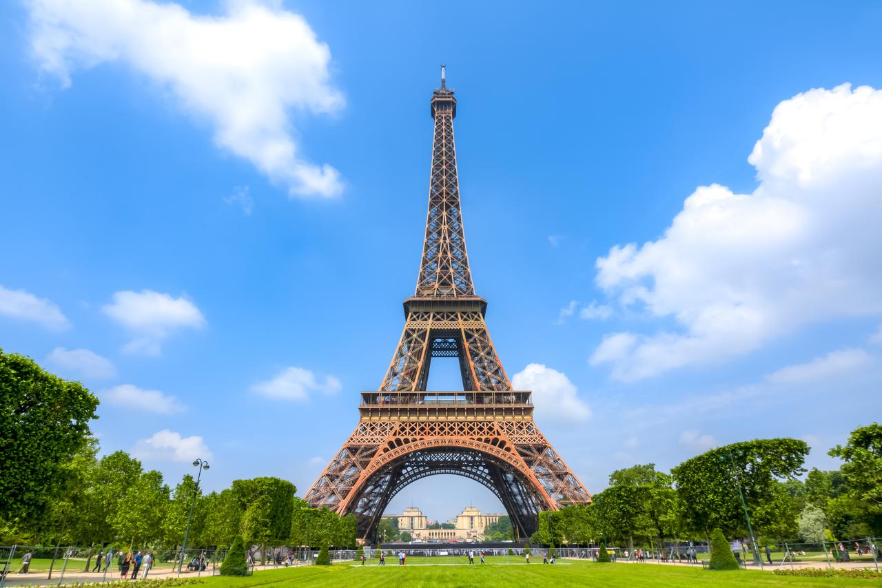 Eiffel Tower staircase piece sells for €450,000 in Paris auction