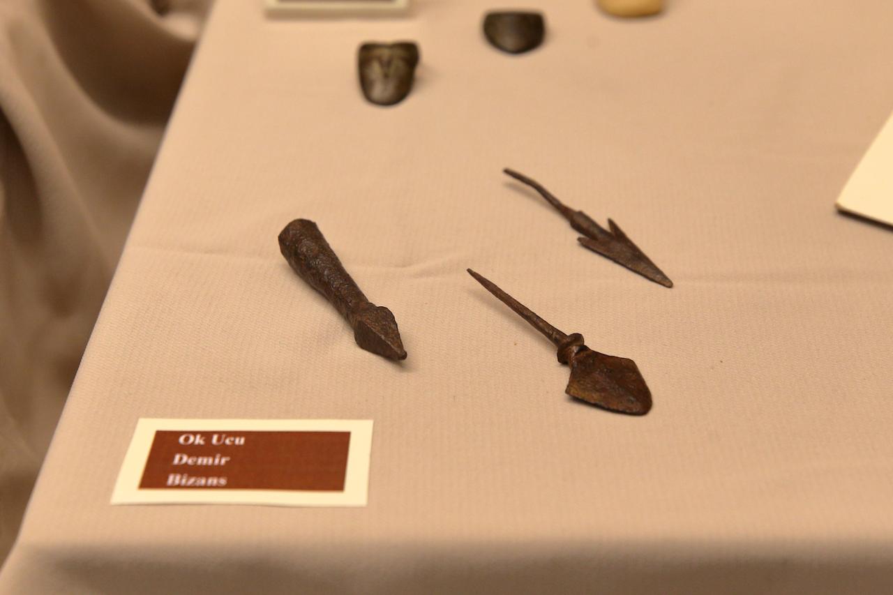 Iron arrowheads are displayed at the “From Spear to Gunpowder” exhibition at Corum Museum in Corum, Türkiye, May 22, 2026. (AA Photo)
