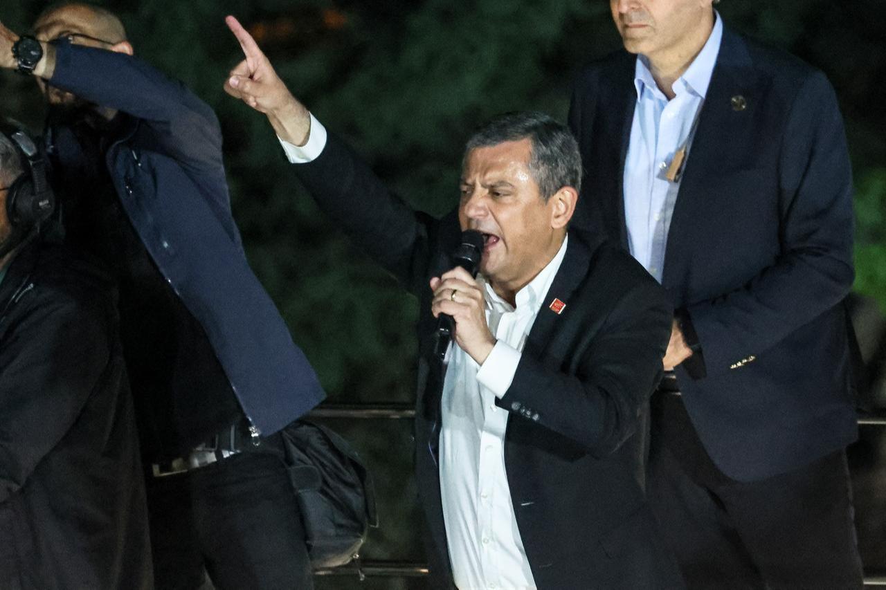 The suspended leader of the Republican People's Party (CHP), Ozgur Ozel, waves to supporters as he delivers a speech at the party headquarters in Ankara, May 22, 2026. (AFP Photo)