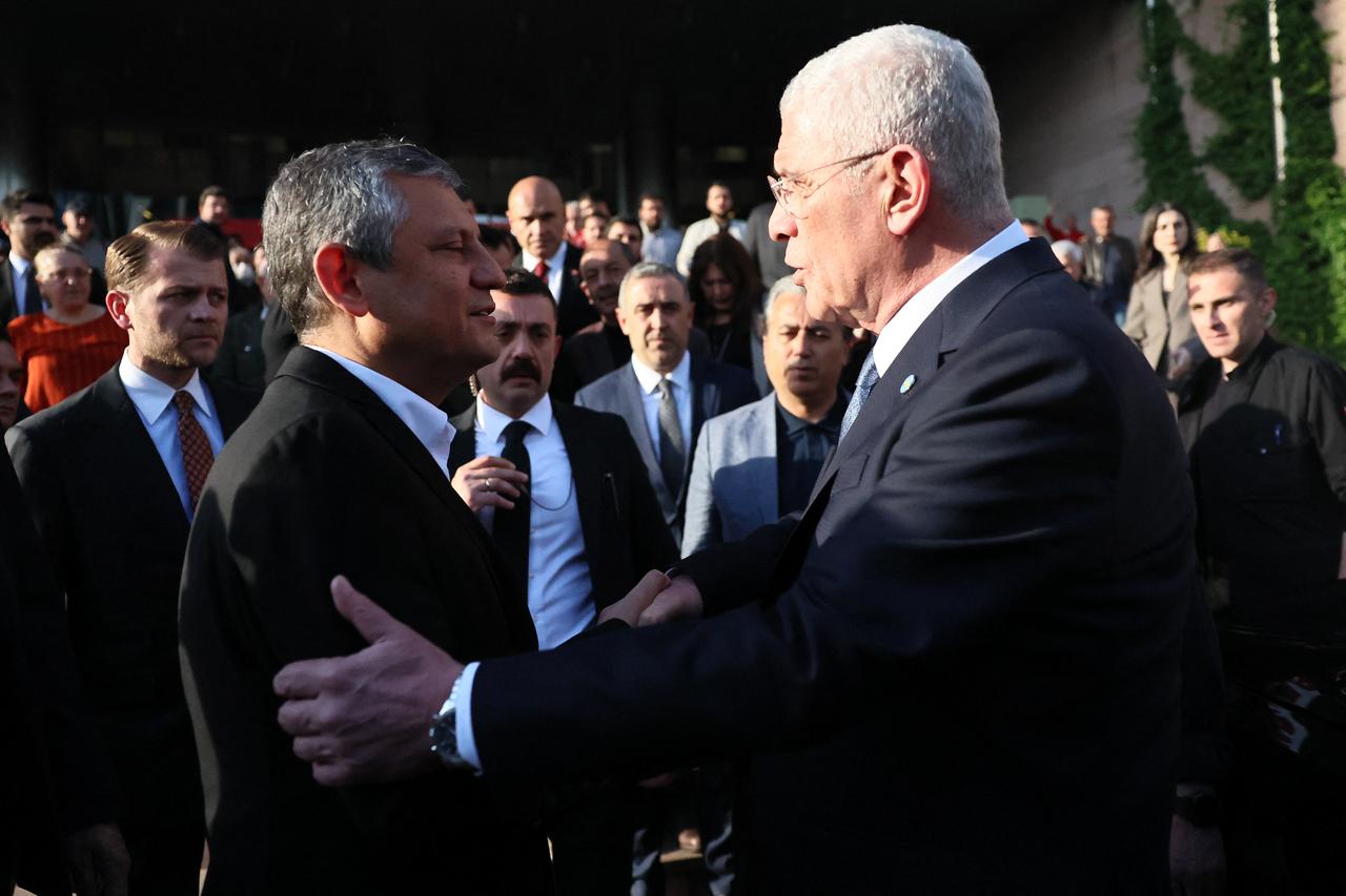 The suspended leader of Republican People's Party (CHP) Ozgur Ozel (L) shakes hands with the leader of IYI Party Dursun Musavat Dervisoglu (R) outside the CHP headquarters in Ankara, May 22, 2026. (AFP Photo)