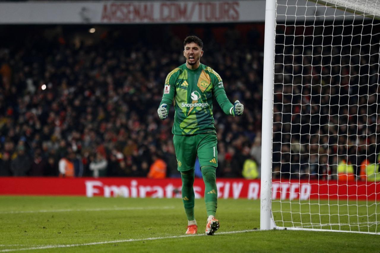 Manchester United’s Altay Bayindir linked with Besiktas move