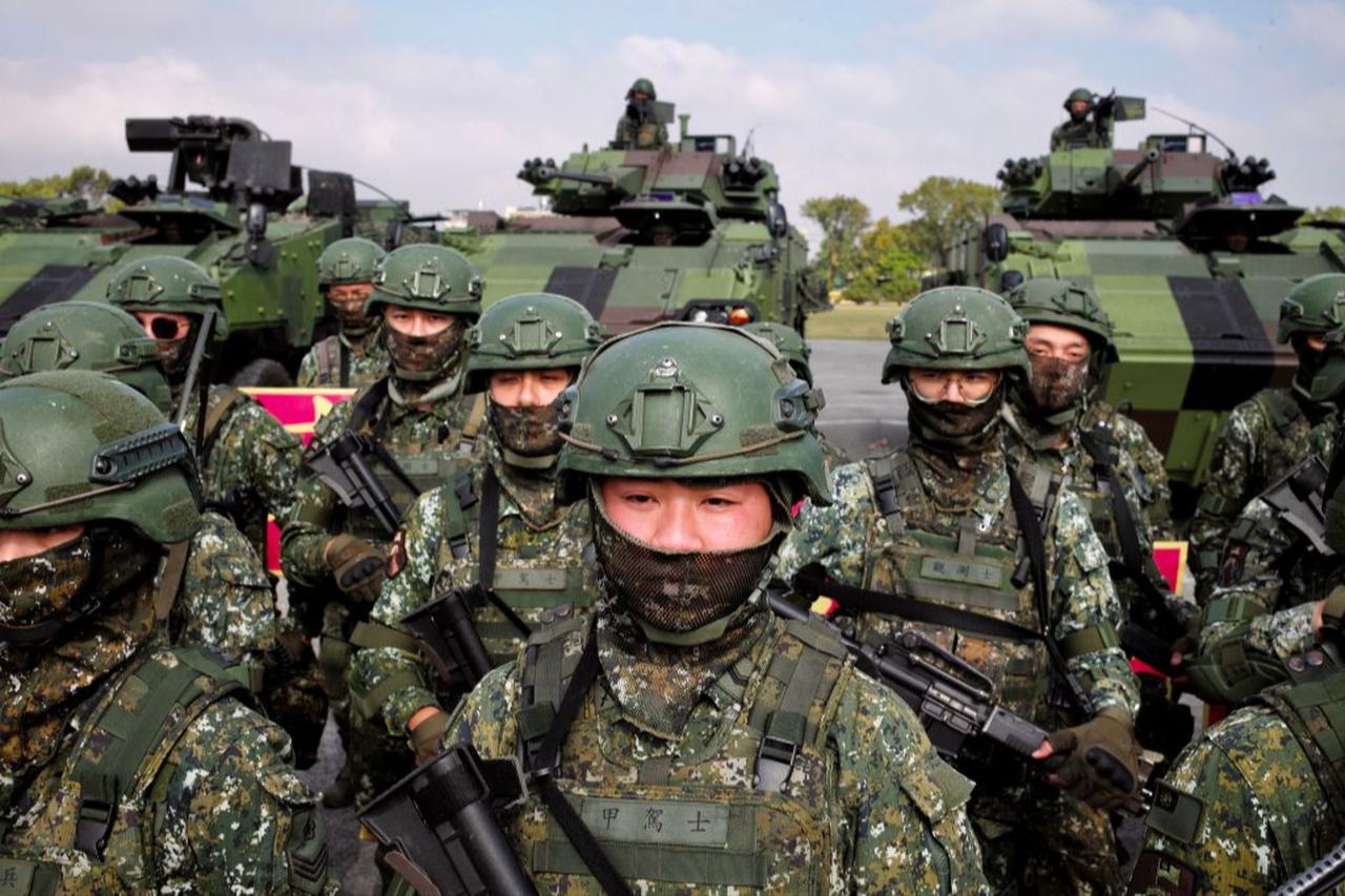 Taiwanese soldiers demonstrate their combat skills during a visit by Taiwan's President Tsai Ing-wen to a military base in Chiayi on January 6, 2023. (AFP Photo)