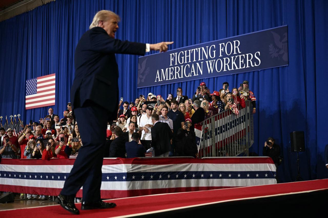 Supporters watch as US President Donald Trump greets them after speaking about the economy during an event at Rockland Community College Fieldhouse in Suffern, New York, May 22, 2026. (AFP Photo)