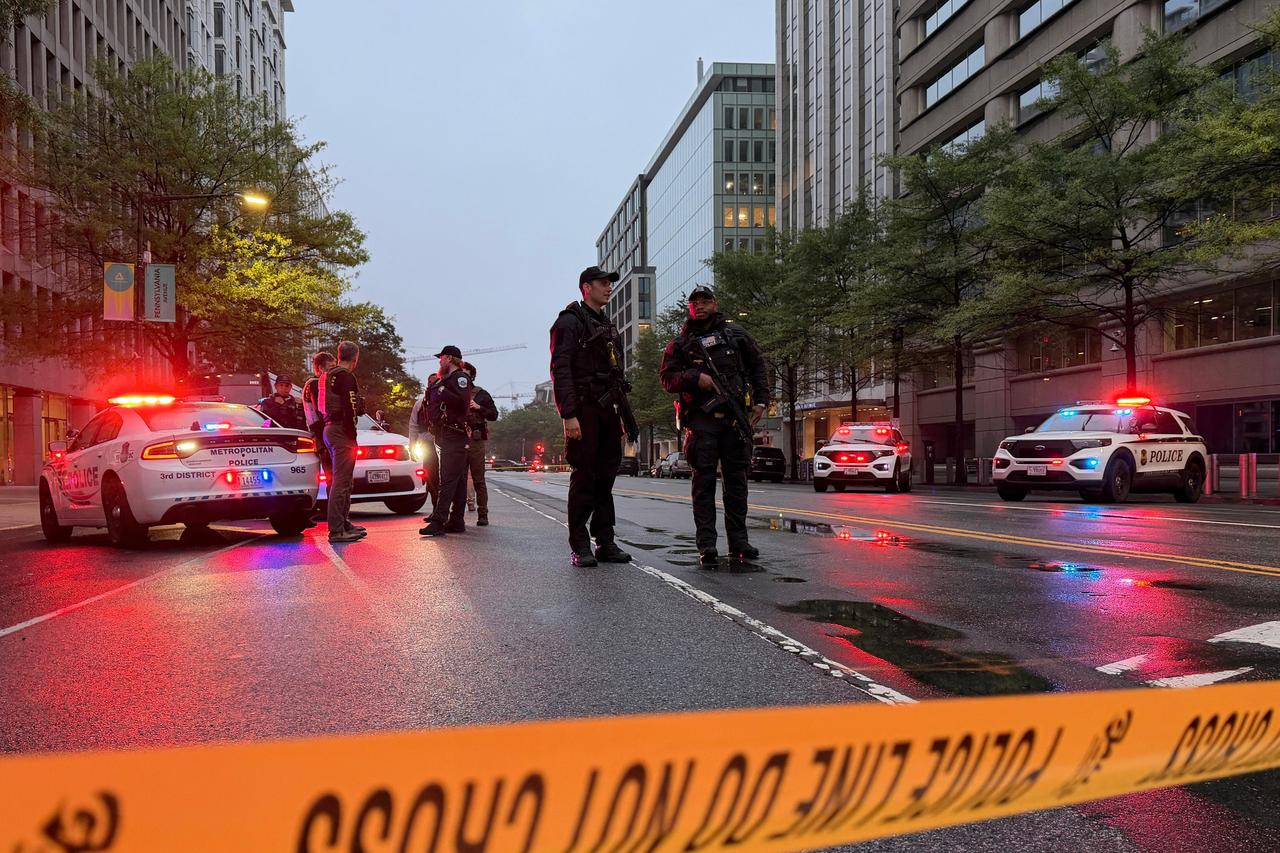 Gunman shot dead by Secret Service after opening fire near White House