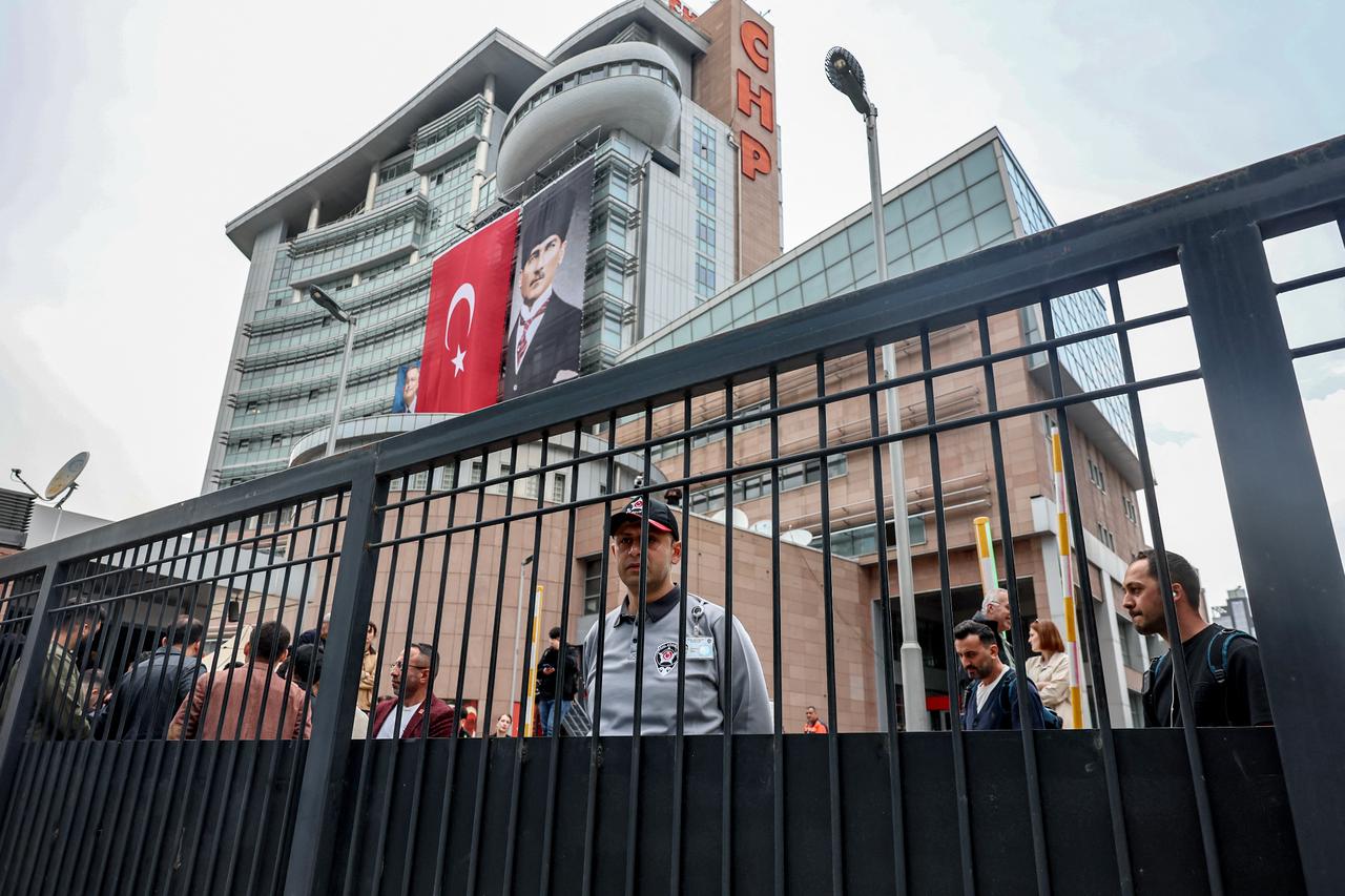 Kilicdaroglu seeks police handover of CHP headquarters as brawls erupt