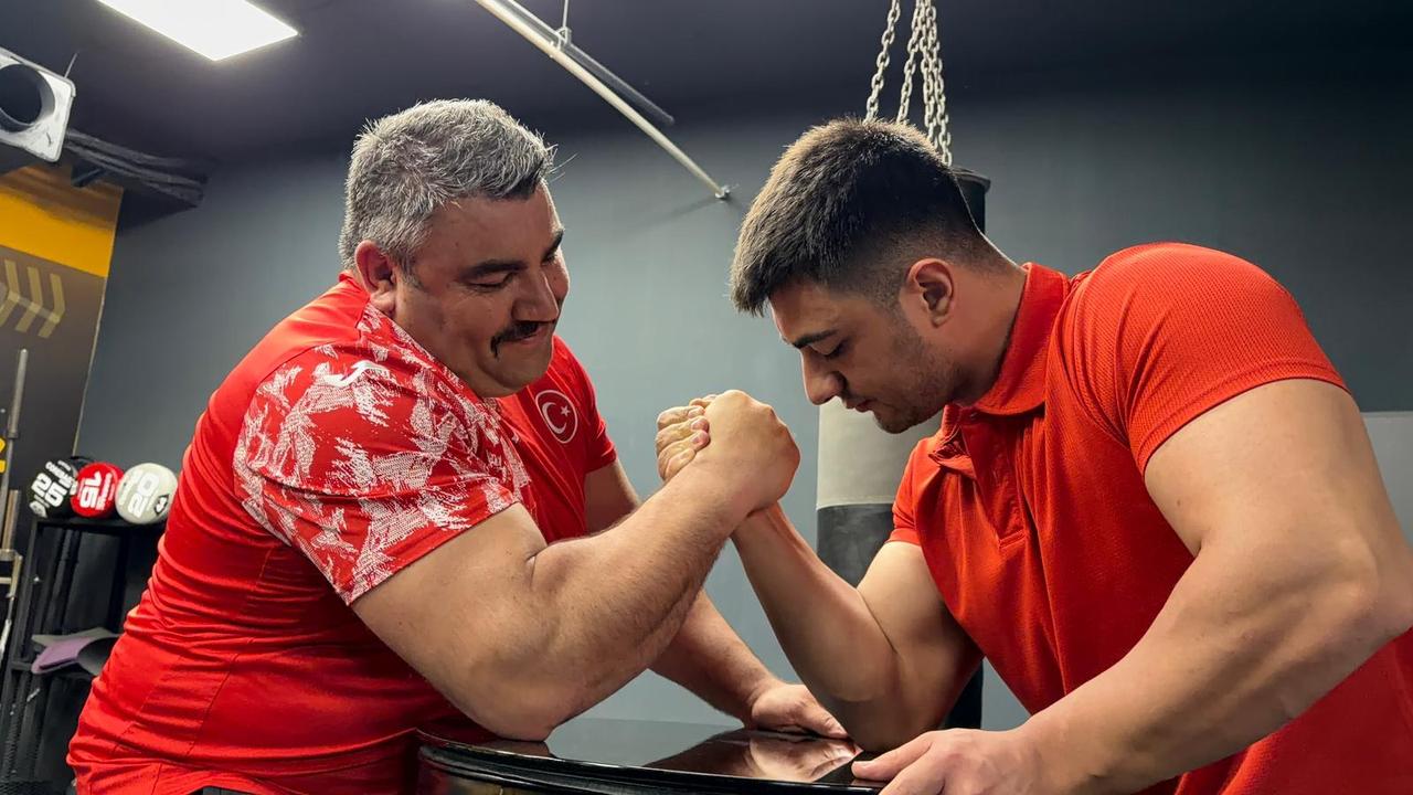 Mustafa Altuntas (L), stuns in a photo (AA Photo)