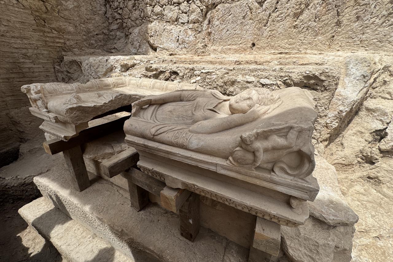 Monumental tomb with aristocratic sarcophagus unearthed at Olympos  /   Ancient woman's tomb surfaces at Olympos, carved in wealth and myth