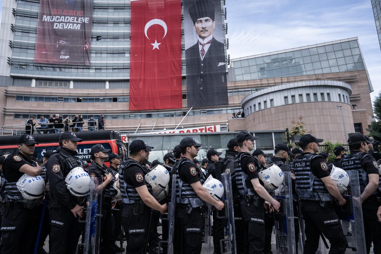 Police enter CHP headquarters to evict Ozel, enforce court order