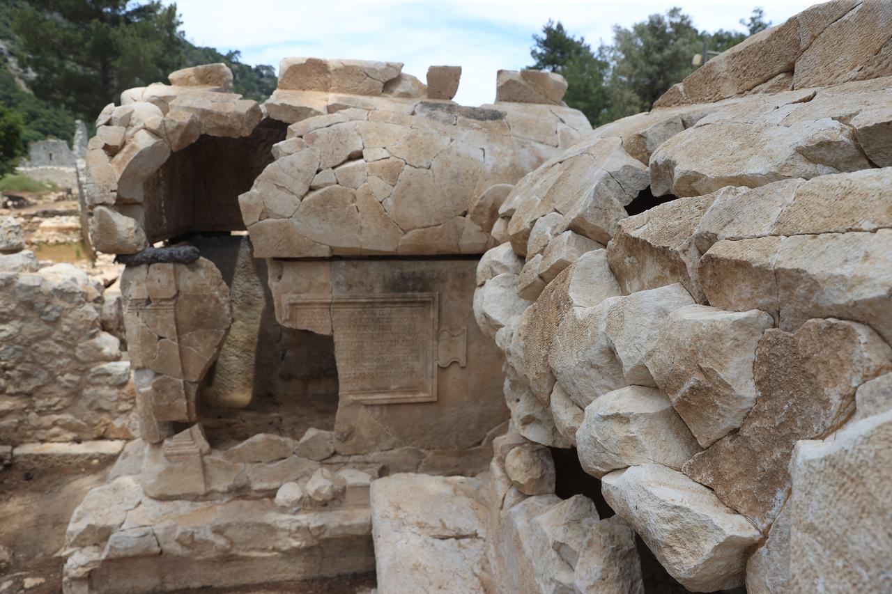 A view of an uncovered monumental tomb believed to belong to an aristocratic and wealthy woman during an archaeological excavation in Olympos, which is one of the most important cities of the Lycian civilization in Antalya’s Kumluca district in Türkiye, May 19, 2026. (AA Photo)
