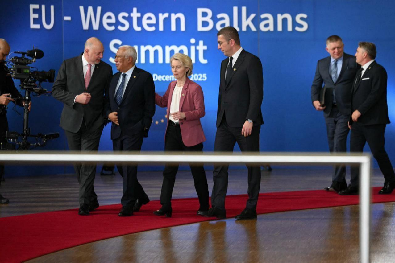 (From L) Bulgaria's Prime Minister Rosen Zhelyazkov, European Council President Antonio Costa, European Commission President Ursula von der Leyen and North Macedonia's Prime Minister Hristijan Mickoski arrive for a family photograph as part of the EU Western Balkans summit in Brussels on December 17, 2025. (AFP Photo)