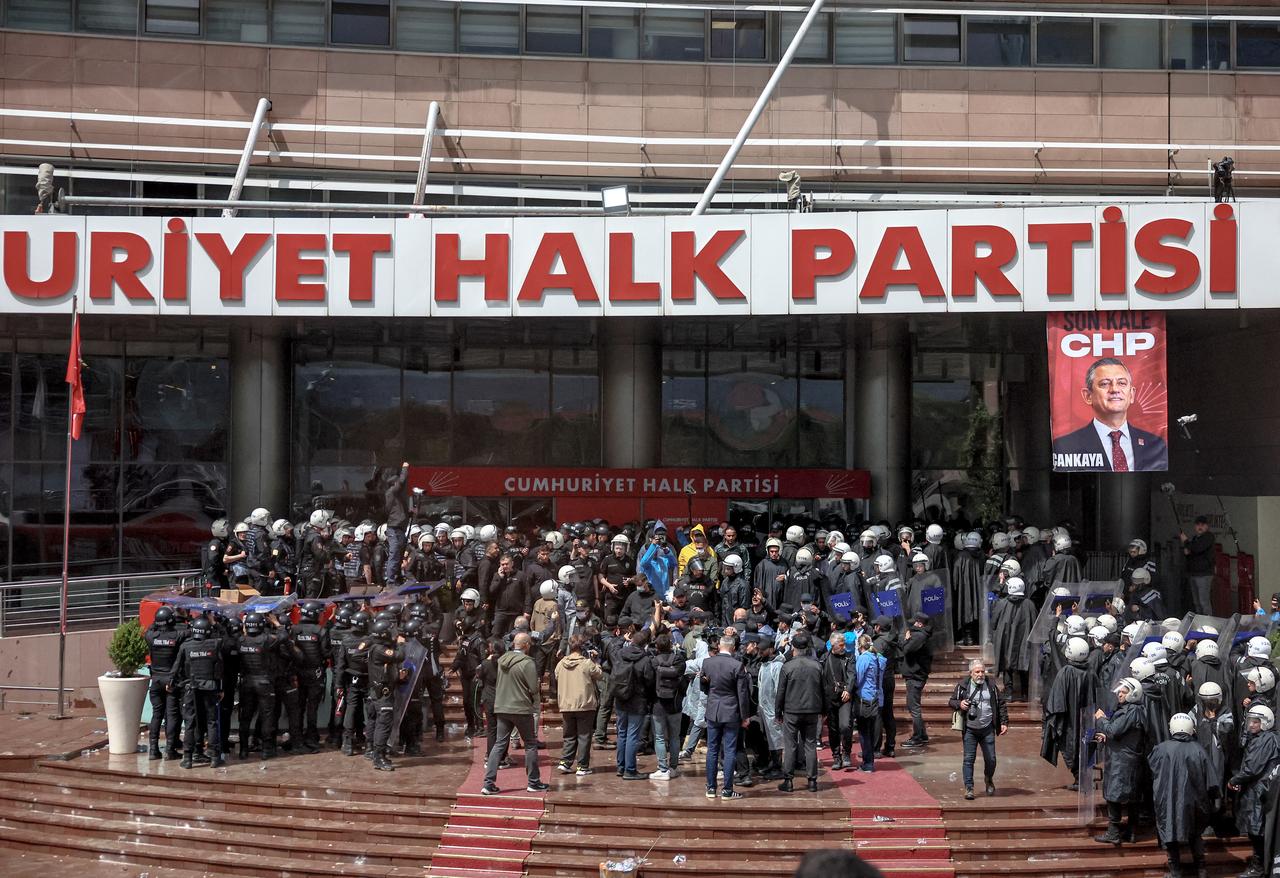 Turkish riot police gather attempt to enter the Republican People's Party (CHP) headquarters in Ankara, Türkiye on May 24, 2026. (AFP Photo)