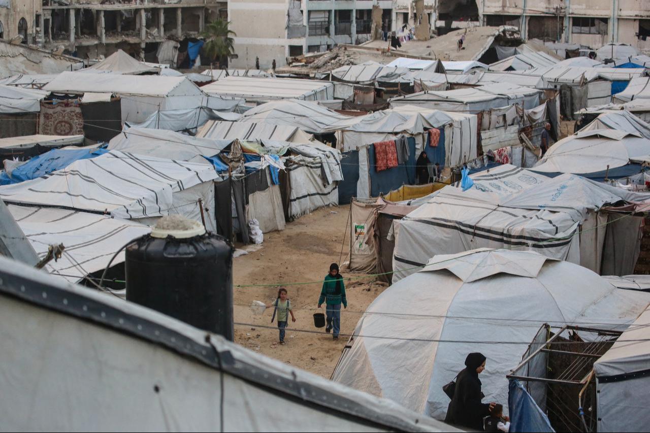 Palestinians make their way through makeshift shelters in Khan Yunis in the southern Gaza Strip, May 21, 2026. (AFP Photo)