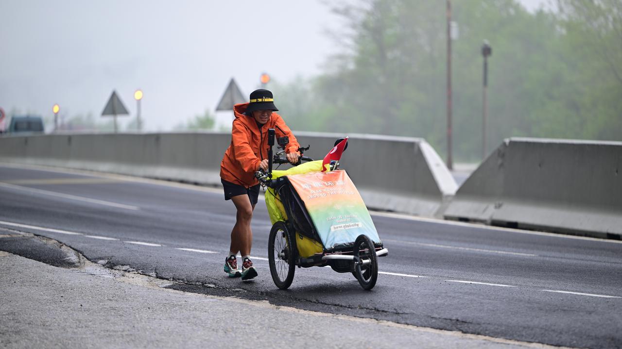 Chinese traveler Xiong Xianjun pushes his handcart during his world tour in Duzce, Türkiye, May 26, 2026. (AA Photo)
