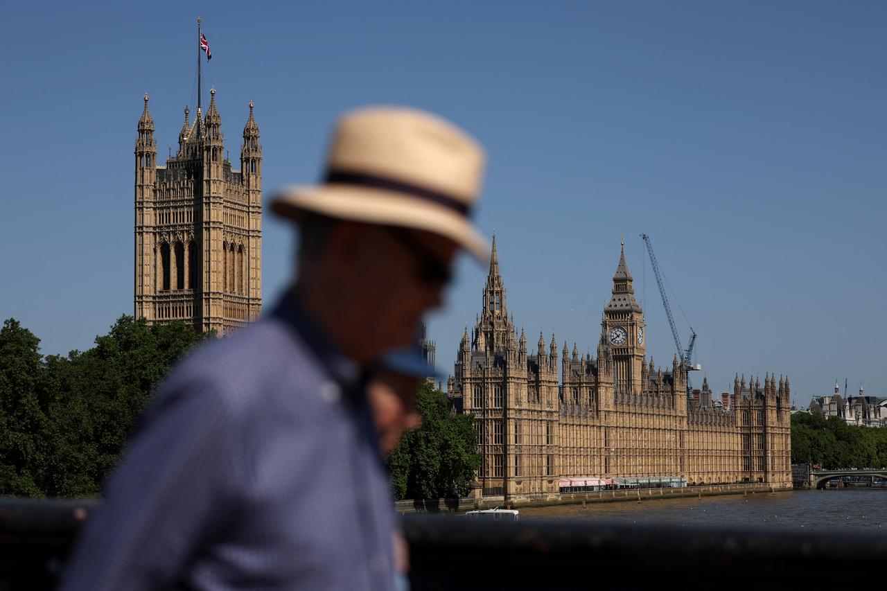 People walk across Lambeth bridge, with "Big Ben" appearing in the background in London, England on May 26, 2026. (AFP Photo)
