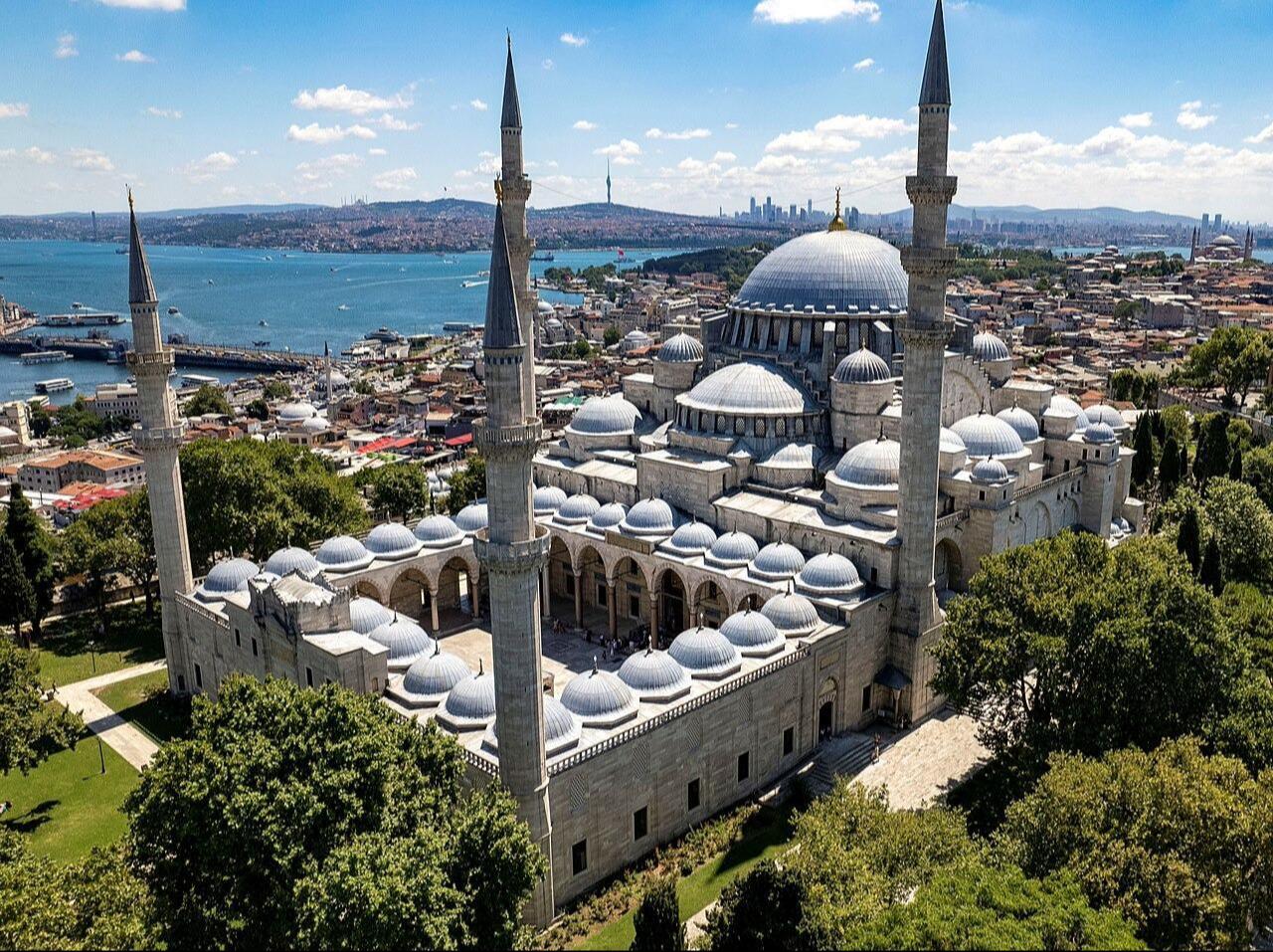 An aerial view of the Suleymaniye Mosque in Istanbul, Türkiye. (Photo via Wikimedia)
