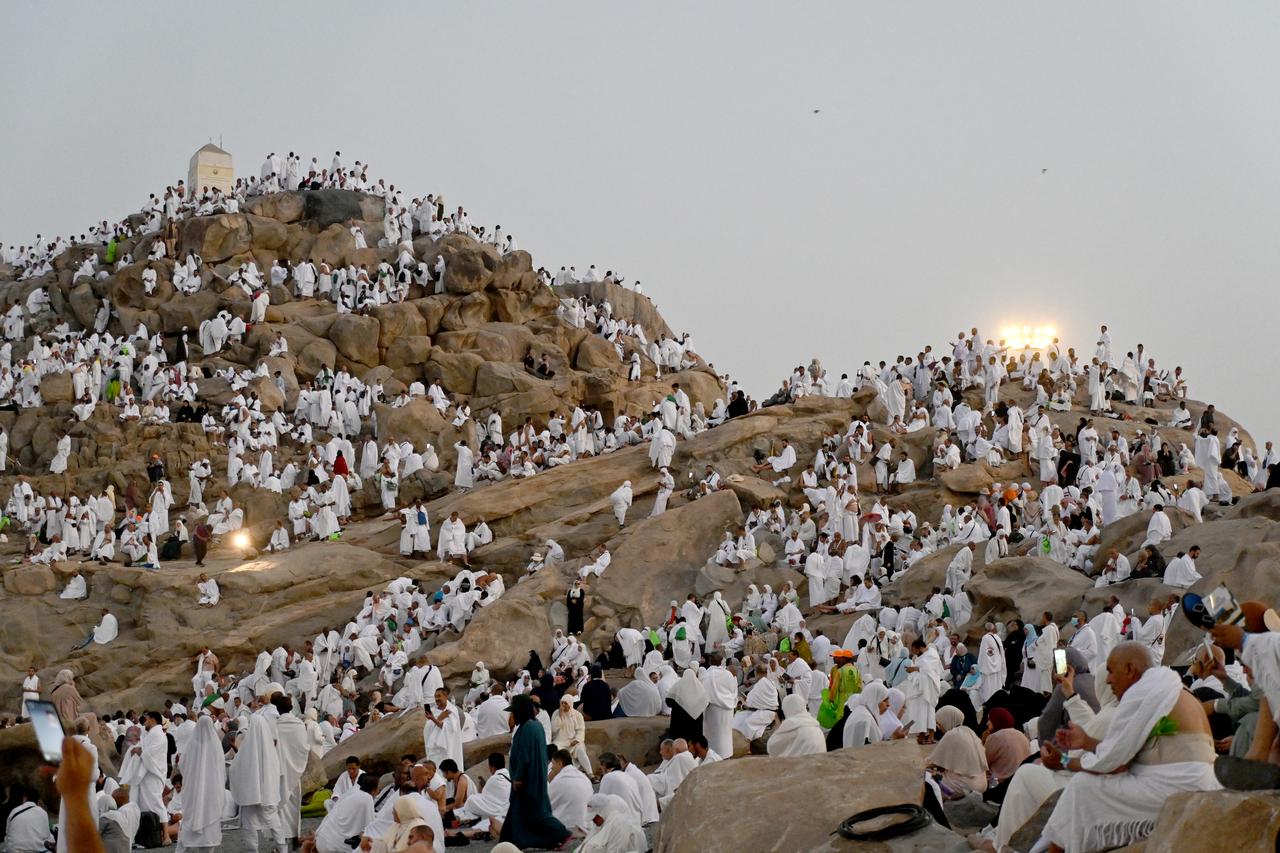 Over 1.5 million pilgrims gather at Mount Arafat despite regional tensions