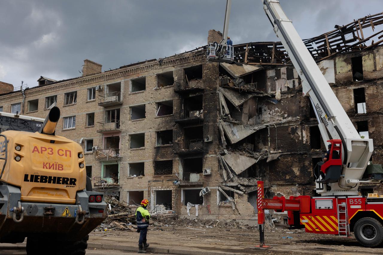 A worker takes part in repair work on a damaged residential building following Russian strikes in Kyiv on May 25, 2026. (AFP Photo)