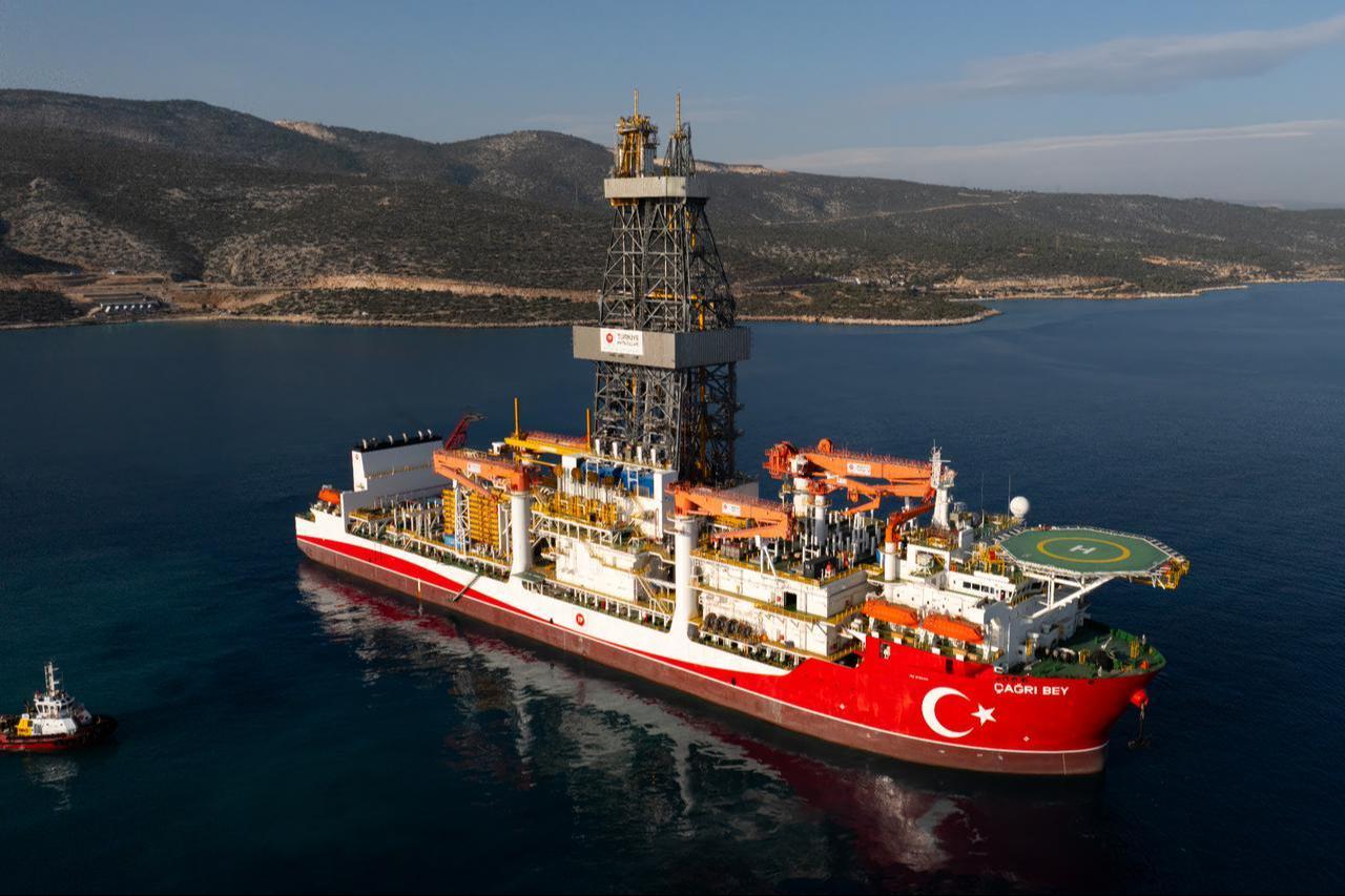 Türkiye’s deep-sea drilling vessel Cagri Bey sets sail to arrive in Somalia’s capital, Mogadishu, to begin the country’s first offshore deep-sea drilling operation abroad, from the Tasucu district of Mersin, Türkiye, January 7, 2026. (AA Photo)