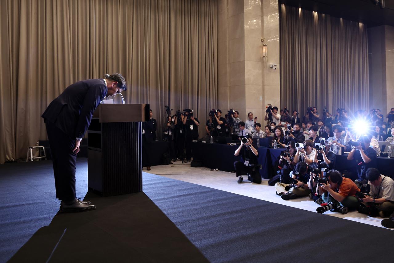 Shinsegae Chairman Chung Yong-jin bows in apology during a press conference in Seoul, South Korea, on May 26, 2026. (AFP Photo)
