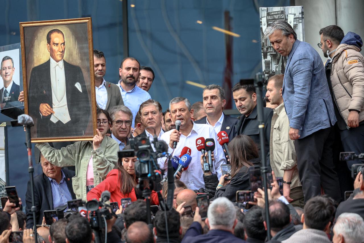 Republican People's Party (CHP) former leader Ozgur Ozel (C) adresses a statement after a police raid on the party headquarters in Ankara, Türkiye on May 24, 2026. (AFP Photo)