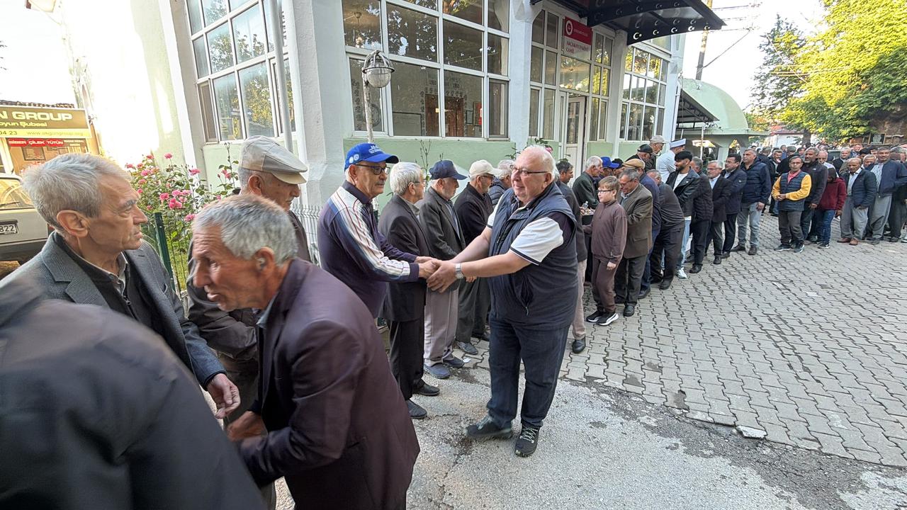 With a human chain formed in the village square, all residents of the village exchanged Eid greetings one by one, embracing each other in turn. Canakkale, Türkiye, May 27, 2026. (IHA Photo)