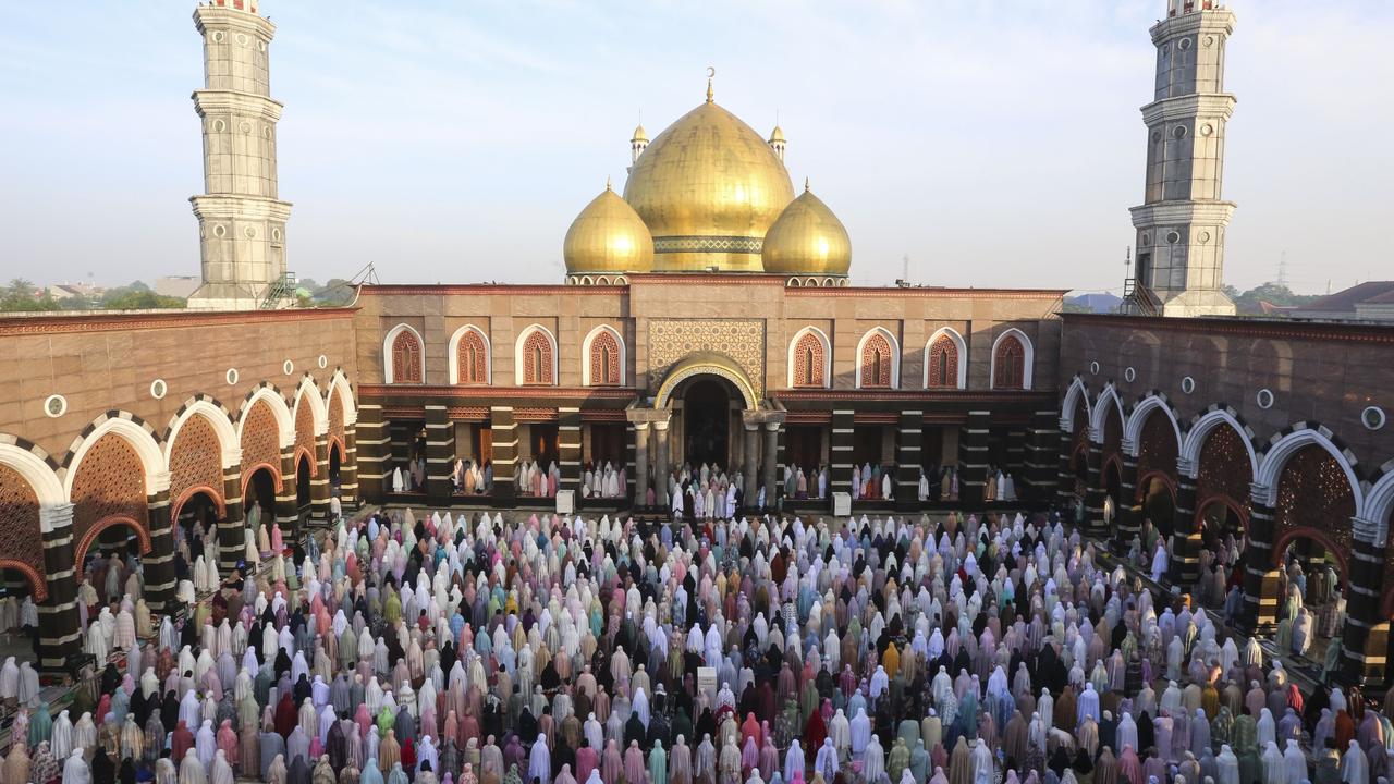 Eid al-Adha prayers draw crowds across continents