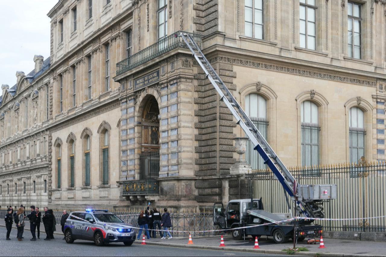 French police officers stand next to a furniture elevator used by robbers to enter the Louvre Museum, on Quai Francois Mitterrand, Paris, France, October 19, 2025. (AFP Photo)