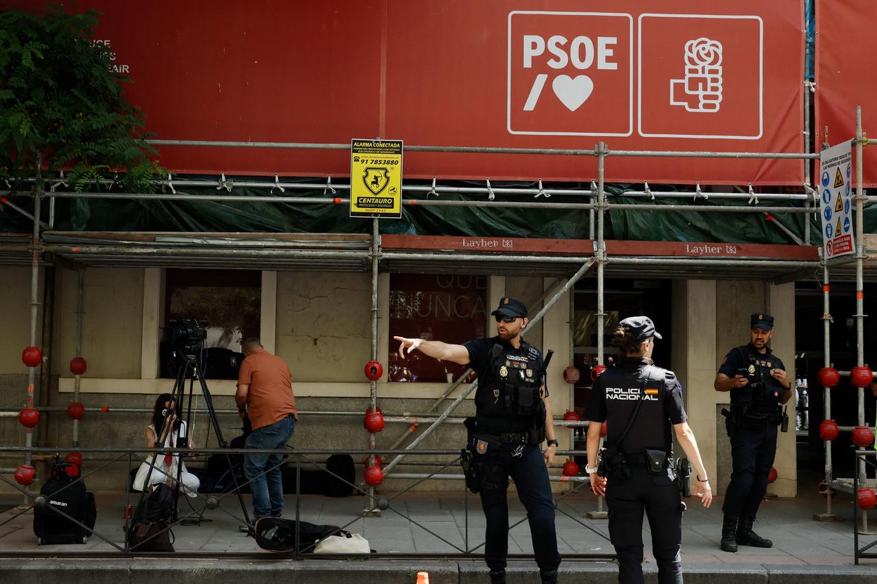 Spanish police enter Socialist Party HQ in corruption probe