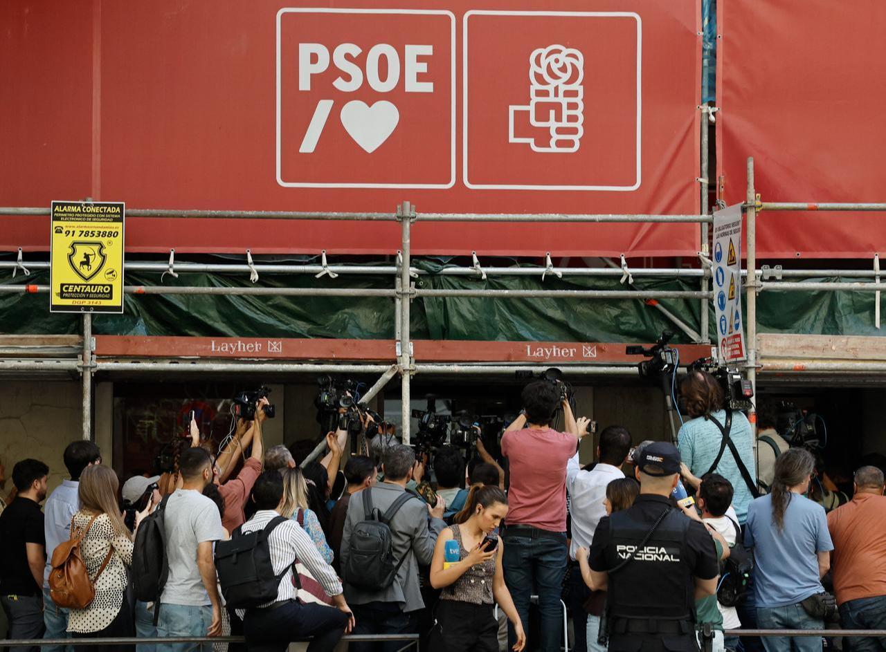 Members of the media gather outside the headquarters of the ruling Spanish Socialist Party (PSOE) after agents from the UCO entered the premises in Madrid, May 27, 2026. (AFP Photo)