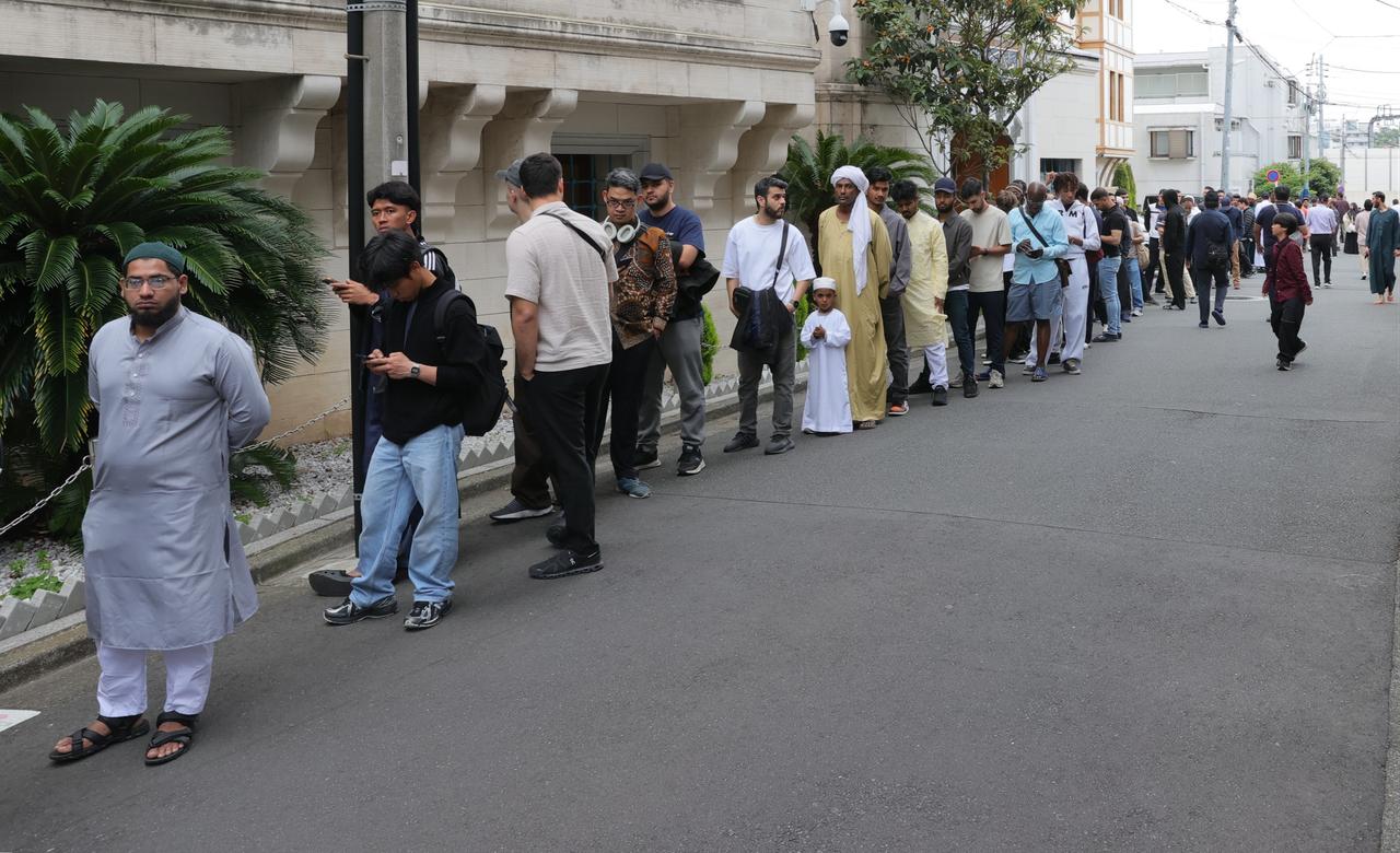Long lines formed outside the mosque as hundreds of Muslims gathered early in the morning to attend Eid al-Adha prayers in Tokyo, Japan, May 27, 2026. (IHA Photo)