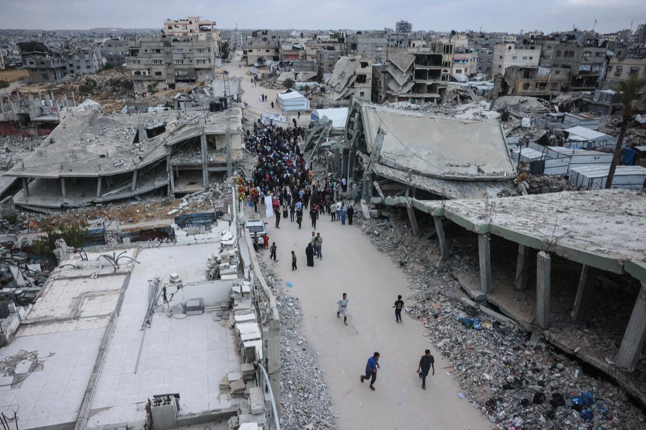 Palestinians gather on a heavily damaged street to perform morning prayers marking the start of Eid al-Adha, the Feast of Sacrifice, in Khan Yunis in the southern Gaza Strip on May 27, 2026. (AFP Photo)