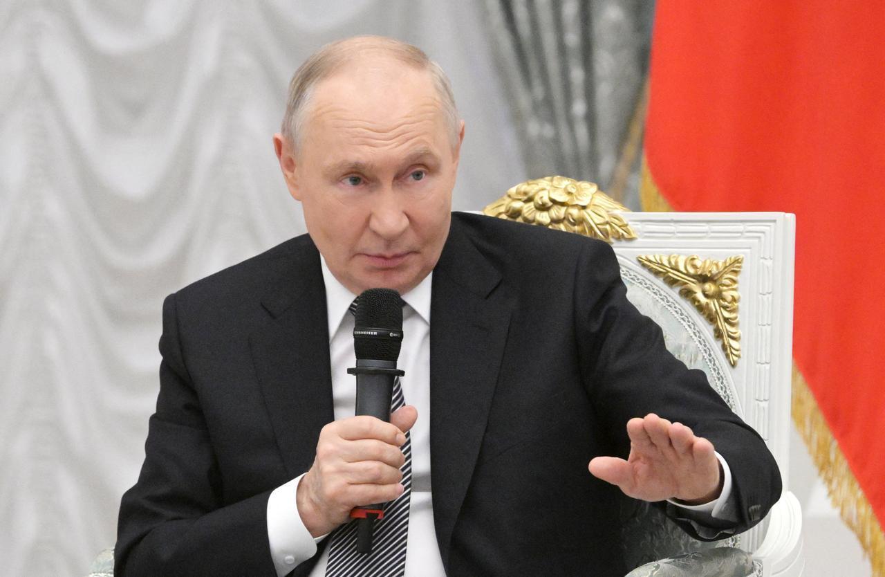 Russia's President Vladimir Putin meets with graduates of the "Time of Heroes" program at the Kremlin in Moscow on May 22, 2026. (AFP Photo)