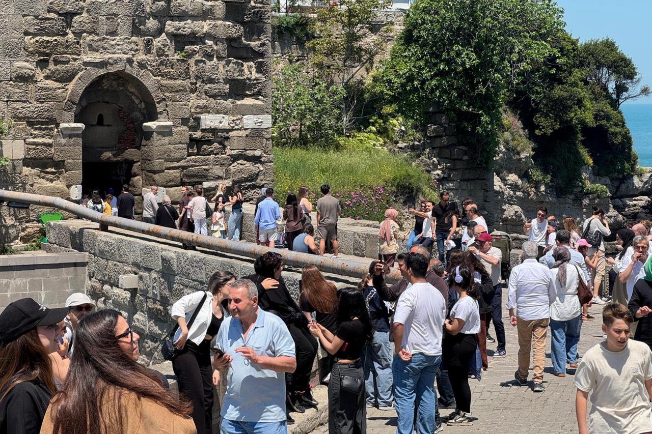 Amasra sees holiday crowds far exceeding its population