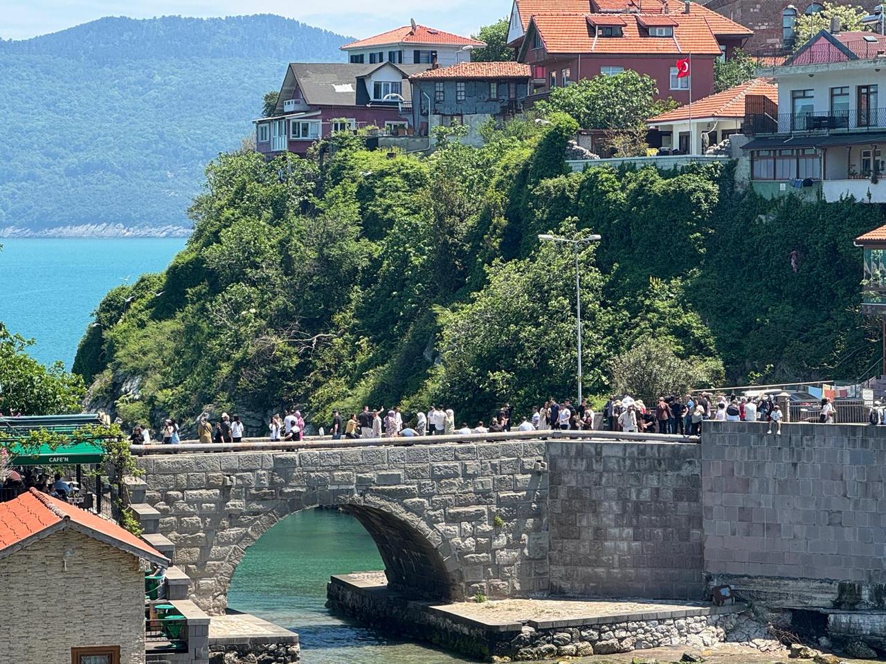 Holiday crowds pack the historic Kemere Bridge in the scenic coastal district of Amasra, Türkiye (AA Photo)