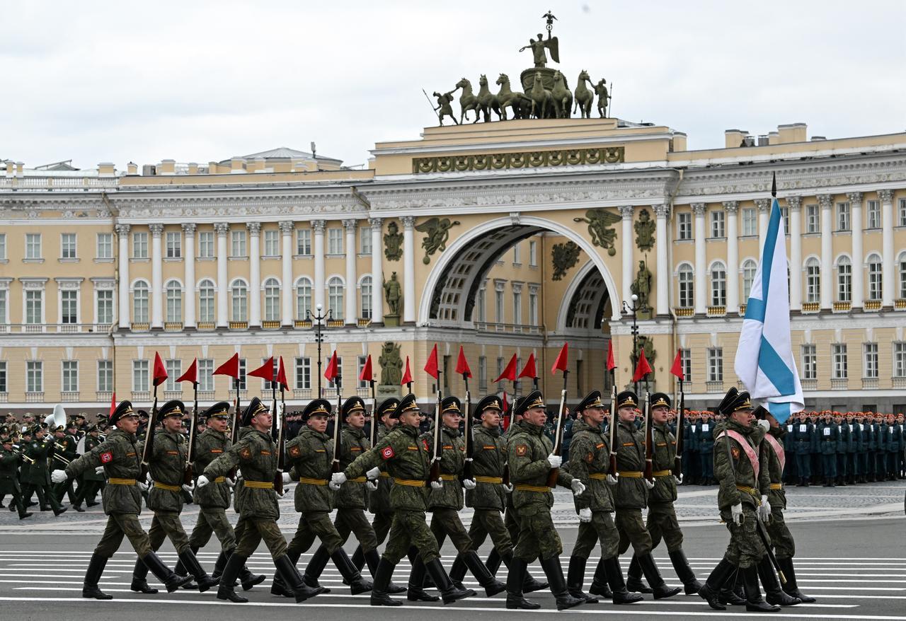 Russian honor guard soldiers march during a rehearsal for the Victory Day military parade at Dvortsovaya (Palace) Square in Saint Petersburg on April 23, 2026. (AFP Photo)
