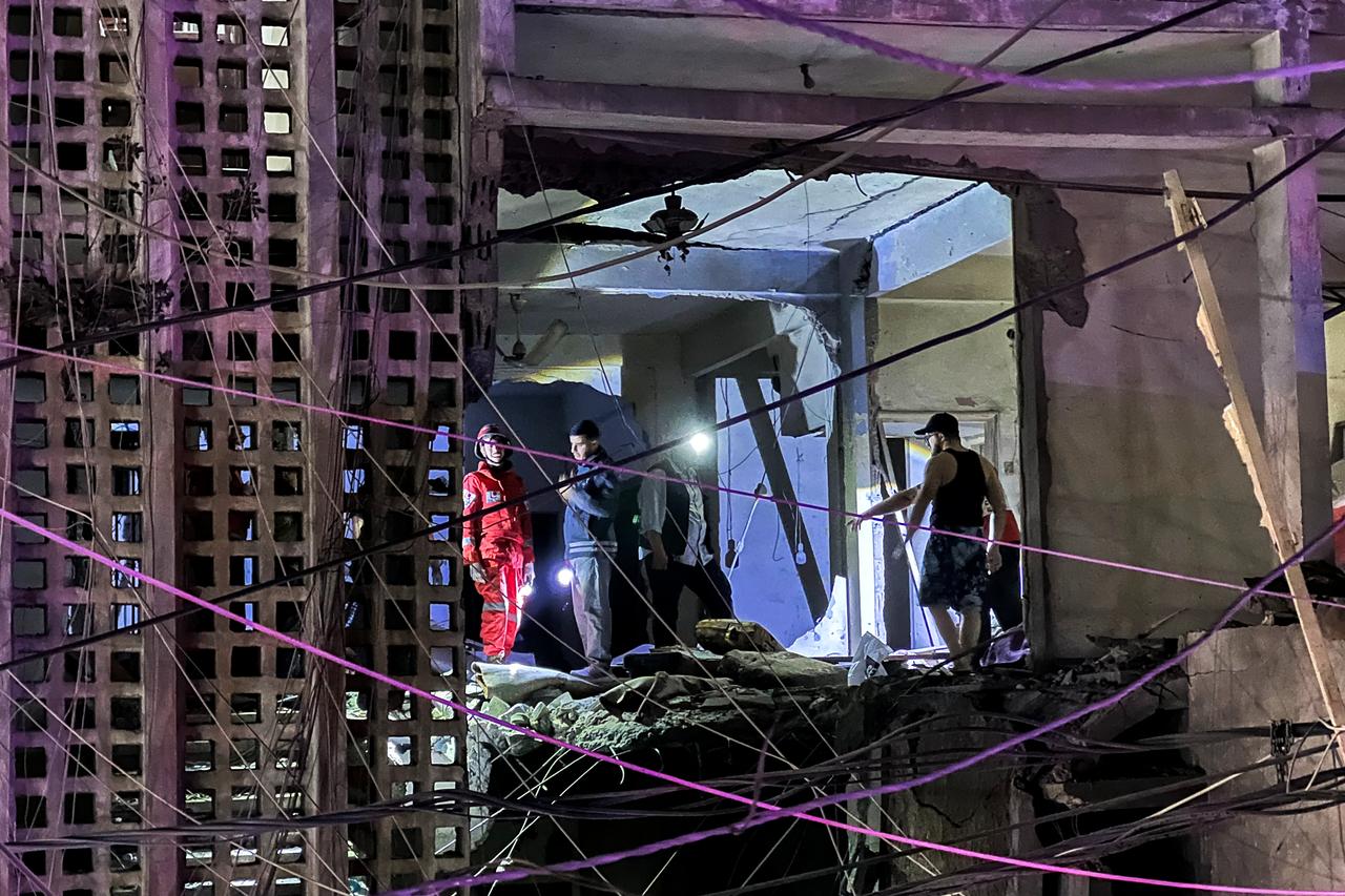 First responders and local residents inspect the damage to a building following an Israeli strike in Sidon, southern Lebanon, May 28, 2026. (AFP Photo)